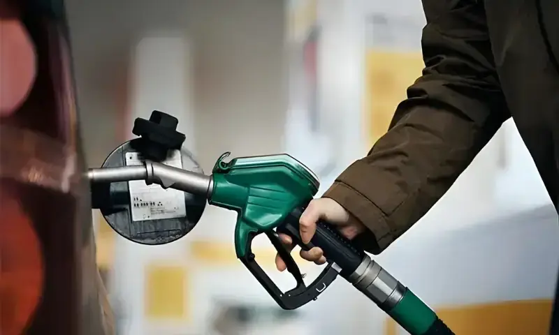 رمضان سے پہلے مہنگائی کا نیا تحفہ: پیٹرول اور ڈیزل کی قیمتیں بڑھ گئیں