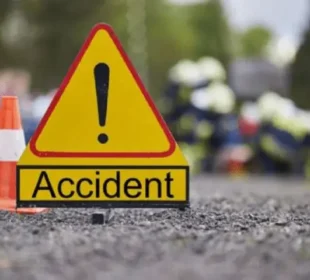 قومی شاہراہ پر کار اور ٹریلر میں تصادم، قیمتی جانوں کا ضیاع