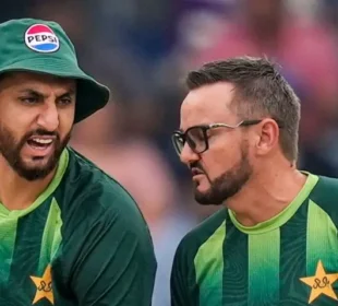 پاکستان کی نمیبیا کے خلاف میچ میں کپتان اور ہیڈ کوچ کے درمیان تلخ کلامی