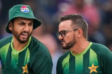 پاکستان کی نمیبیا کے خلاف میچ میں کپتان اور ہیڈ کوچ کے درمیان تلخ کلامی