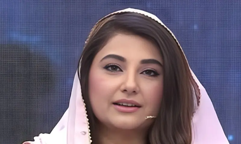 رمضان میں حجاب، ریمپ پر گلیمر؟ جویریہ سعود کے انداز پر سوالات