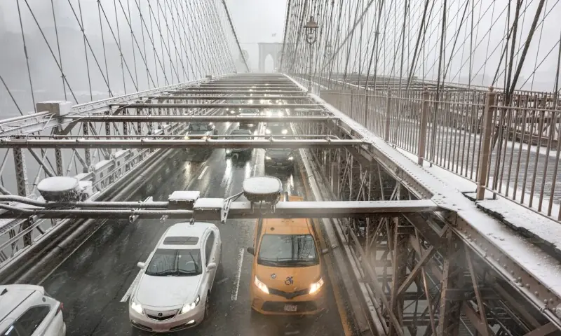 امریکا کی شمال مشرقی ریاستیں شدید برفانی طوفان کی لپیٹ میں؛ 6 ریاستوں میں ایمرجنسی، ہزاروں پروازیں منسوخ