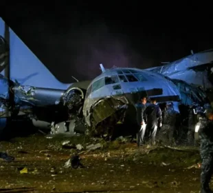 کرنسی نوٹ لے جانے والا فوجی طیارہ گر کر تباہ، شاہراہ پر گاڑیاں بھی متاثر