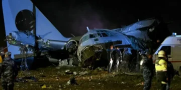 کرنسی نوٹ لے جانے والا فوجی طیارہ گر کر تباہ، شاہراہ پر گاڑیاں بھی متاثر