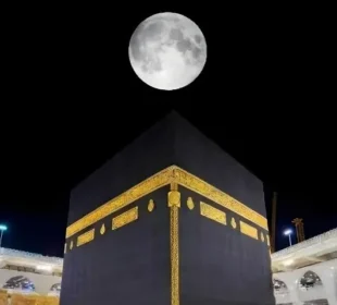 مکہ مکرمہ کے اوپر رمضان کا چاند — ماہرین نے اہم فلکیاتی لمحے کی نشاندہی کر دی