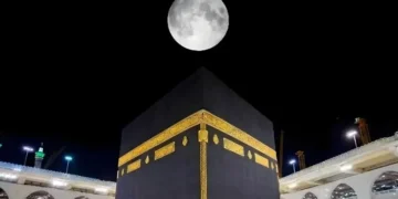 مکہ مکرمہ کے اوپر رمضان کا چاند — ماہرین نے اہم فلکیاتی لمحے کی نشاندہی کر دی