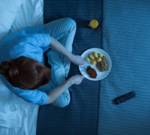 صحت مند زندگی کے لیے رات کا کھانا کب کھائیں؟ ماہرین کی رائے 7 صحت مند زندگی کے لیے رات کا کھانا کب کھائیں؟ ماہرین کی رائے