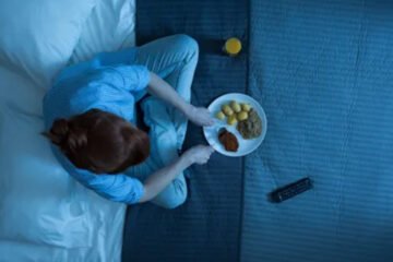 صحت مند زندگی کے لیے رات کا کھانا کب کھائیں؟ ماہرین کی رائے