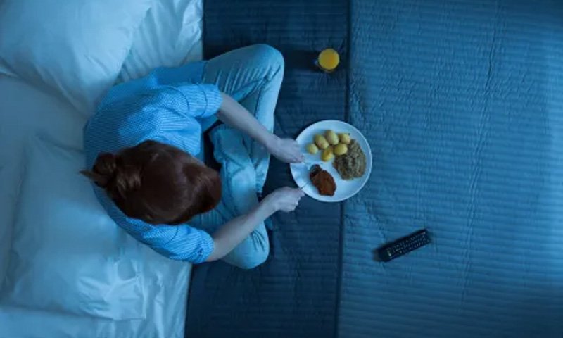 صحت مند زندگی کے لیے رات کا کھانا کب کھائیں؟ ماہرین کی رائے