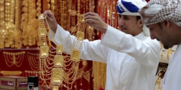 دبئی گولڈ سوک میں رش، شہری قرض چکانے کیلئے زیورات بیچنے پر مجبور