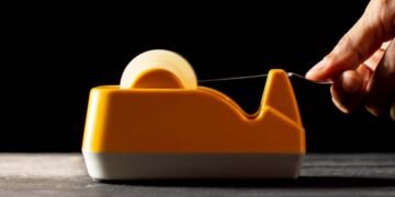 شفاف ٹیپ کے حیران کن استعمال: صرف چیزیں چپکانے کے لیے نہیں