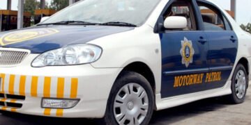 موٹروے پولیس کی ایمانداری، 53 لاکھ روپے والا بیگ مسافر کو واپس