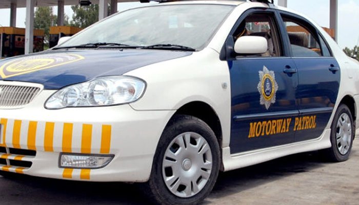 موٹروے پولیس کی ایمانداری، 53 لاکھ روپے والا بیگ مسافر کو واپس