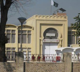 عمران خان کا جیل میں طبی معائنہ، اسپتال منتقلی کا فیصلہ آج متوقع