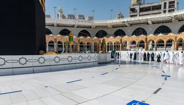 مسجد الحرام کے مطاف کا سنگ مرمر کیسے گرمی سے بچاتا ہے؟