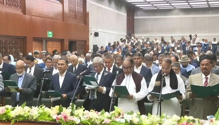 بنگلادیش کے نومنتخب پارلیمنٹیرینز نے حلف اٹھا لیا 1 بنگلادیش کے نومنتخب پارلیمنٹیرینز نے حلف اٹھا لیا