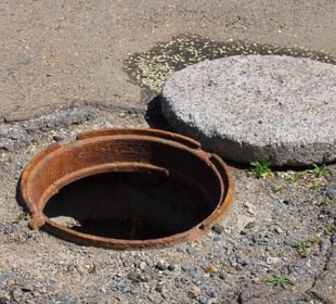 مین ہول کورزکو نقصان پہنچانے والے بھاری جرمانے اور قید کے شکنجے میں