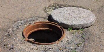 مین ہول کورزکو نقصان پہنچانے والے بھاری جرمانے اور قید کے شکنجے میں