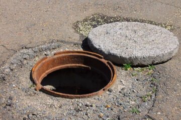 مین ہول کورزکو نقصان پہنچانے والے بھاری جرمانے اور قید کے شکنجے میں