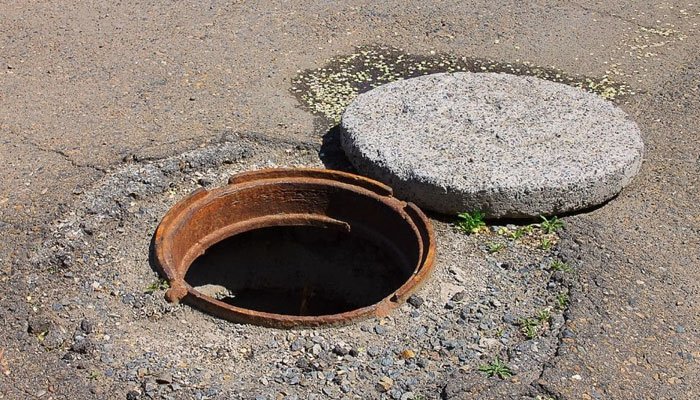 428412_2مین ہول کورزکو نقصان پہنچانے والے بھاری جرمانے اور قید کے شکنجے میں749997_updates