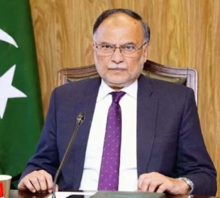 احسن اقبال بنگلا دیش کے وزیرِاعظم کی حلف برداری میں شرکت کے لیے روانہ