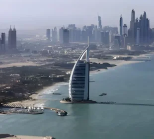 دبئی اور قطر میں فضائی حملوں کے نتیجے میں متعدد زخمی، حفاظتی اقدامات بڑھا دیے گئے