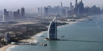 دبئی اور قطر میں فضائی حملوں کے نتیجے میں متعدد زخمی، حفاظتی اقدامات بڑھا دیے گئے