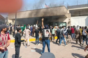 کراچی: ایرانی سپریم لیڈر کی شہادت کے بعد امریکی قونصل خانے پر مظاہرہ، فائرنگ میں سات ہلاک 3 کراچی: ایرانی سپریم لیڈر کی شہادت کے بعد امریکی قونصل خانے پر مظاہرہ، فائرنگ میں سات ہلاک