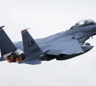 کویت میں امریکی ایف‑15 لڑاکا طیارہ گر کر تباہ، پائلٹ محفوظ رہا