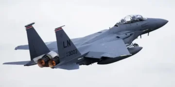 کویت میں امریکی ایف‑15 لڑاکا طیارہ گر کر تباہ، پائلٹ محفوظ رہا