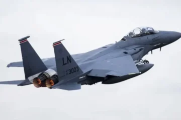 کویت میں امریکی ایف‑15 لڑاکا طیارہ گر کر تباہ، پائلٹ محفوظ رہا 2 کویت میں امریکی ایف‑15 لڑاکا طیارہ گر کر تباہ، پائلٹ محفوظ رہا