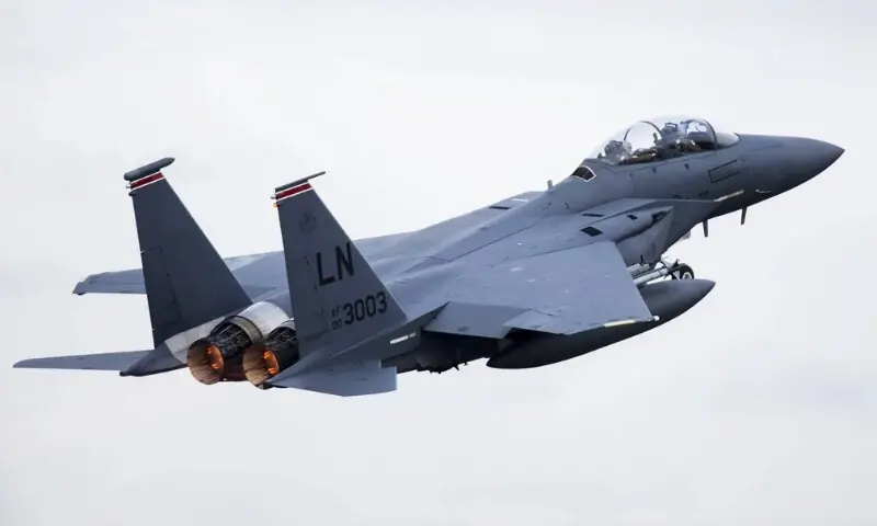 کویت میں امریکی ایف‑15 لڑاکا طیارہ گر کر تباہ، پائلٹ محفوظ رہا