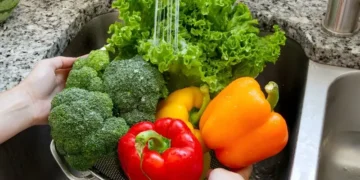 سبزیوں کی حفاظت: نمکین پانی سے صفائی کا آسان طریقہ