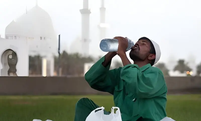 گرمی میں روزہ داروں کو ڈی ہائیڈریشن کا خطرہ، ماہرینِ صحت کی احتیاطی تدابیر جاری