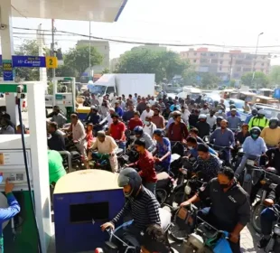 ایران اسرائیل کشیدگی کے اثرات: پاکستان میں پٹرول کی ممکنہ قلت کا خدشہ