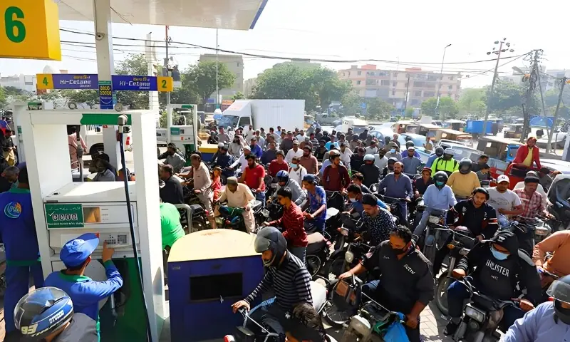 ایران اسرائیل کشیدگی کے اثرات: پاکستان میں پٹرول کی ممکنہ قلت کا خدشہ 1 ایران اسرائیل کشیدگی کے اثرات: پاکستان میں پٹرول کی ممکنہ قلت کا خدشہ