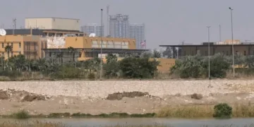 بغداد میں امریکی سفارتخانے کے کمپاؤنڈ میں میزائل گرنے کی اطلاع 18 بغداد میں امریکی سفارتخانے کے کمپاؤنڈ میں میزائل گرنے کی اطلاع