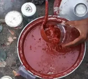 آبنائے ہرمز کا انوکھا جزیرہ جہاں سرخ مٹی بھی کھانے میں استعمال ہوتی ہے