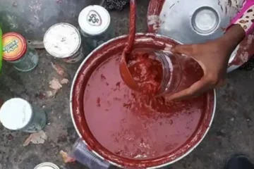 آبنائے ہرمز کا انوکھا جزیرہ جہاں سرخ مٹی بھی کھانے میں استعمال ہوتی ہے