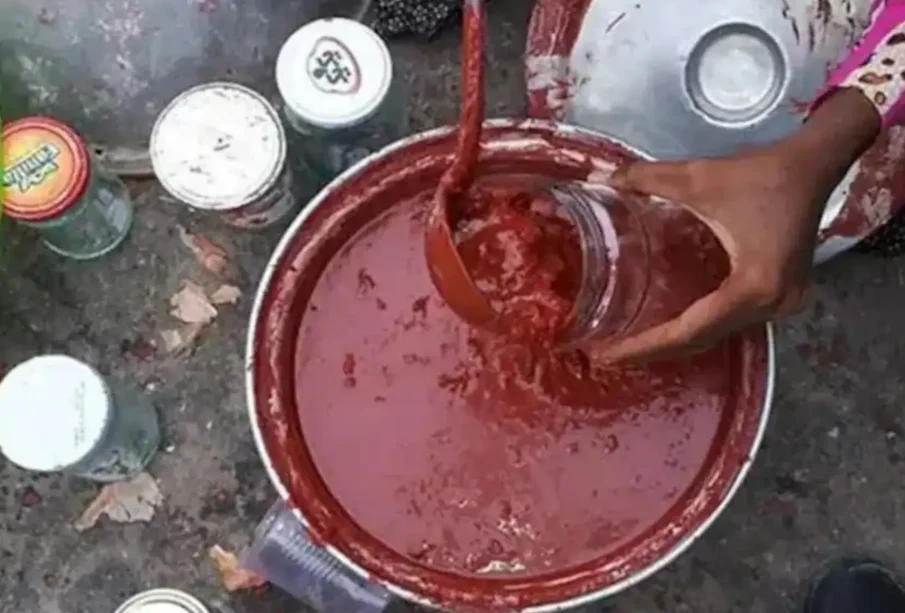 آبنائے ہرمز کا انوکھا جزیرہ جہاں سرخ مٹی بھی کھانے میں استعمال ہوتی ہے 1 آبنائے ہرمز کا انوکھا جزیرہ جہاں سرخ مٹی بھی کھانے میں استعمال ہوتی ہے