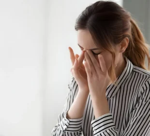 آنکھوں کی خشکی صرف اسکرین کے زیادہ استعمال کی وجہ نہیں، ماہرین کی نئی تحقیق