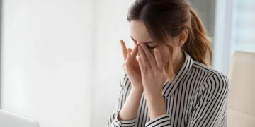 آنکھوں کی خشکی صرف اسکرین کے زیادہ استعمال کی وجہ نہیں، ماہرین کی نئی تحقیق 3 آنکھوں کی خشکی صرف اسکرین کے زیادہ استعمال کی وجہ نہیں، ماہرین کی نئی تحقیق