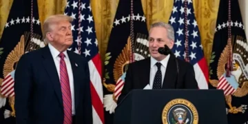 ٹرمپ کے قریبی مشیر کا ایران تنازع سے امریکی انخلا پر زور 2 ٹرمپ کے قریبی مشیر کا ایران تنازع سے امریکی انخلا پر زور