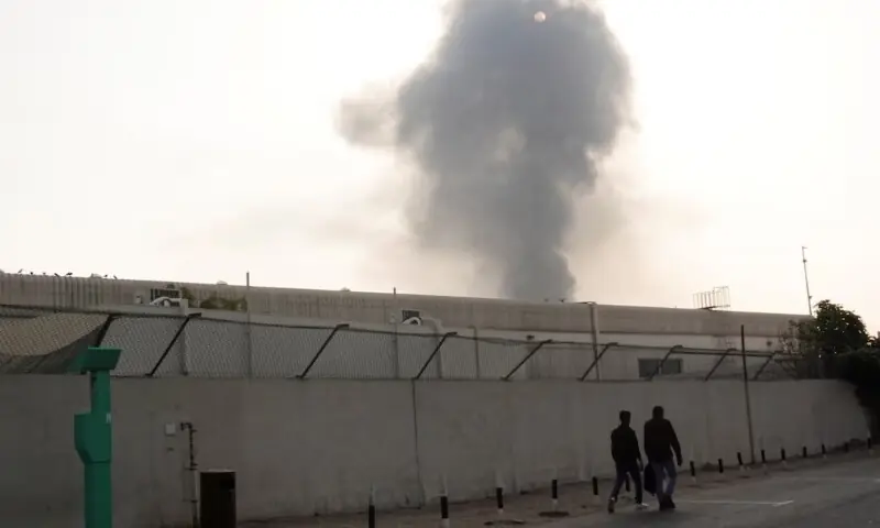 دبئی ایئرپورٹ کے قریب ڈرون واقعہ، پروازیں عارضی طور پر معطل 1 دبئی ایئرپورٹ کے قریب ڈرون واقعہ، پروازیں عارضی طور پر معطل