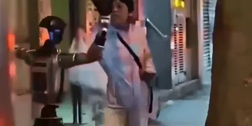 چین: 'پاگل' روبوٹ نے بزرگ خاتون کو ڈرا دیا، پولیس نے 'گرفتار' کر لیا 33 چین: 'پاگل' روبوٹ نے بزرگ خاتون کو ڈرا دیا، پولیس نے 'گرفتار' کر لیا