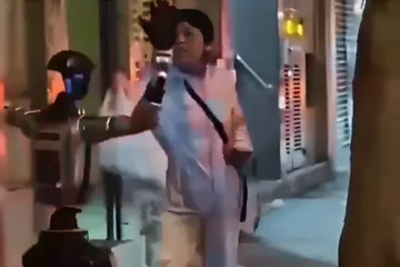 چین: 'پاگل' روبوٹ نے بزرگ خاتون کو ڈرا دیا، پولیس نے 'گرفتار' کر لیا