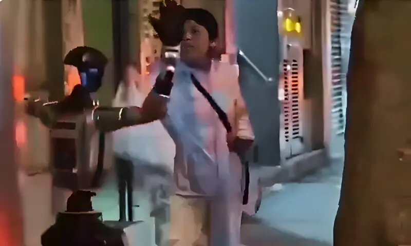 چین: 'پاگل' روبوٹ نے بزرگ خاتون کو ڈرا دیا، پولیس نے 'گرفتار' کر لیا