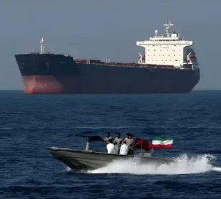 آئل ٹینکر 'کراچی' آبنائے ہرمز عبور کرکے پاکستان کی طرف روانہ