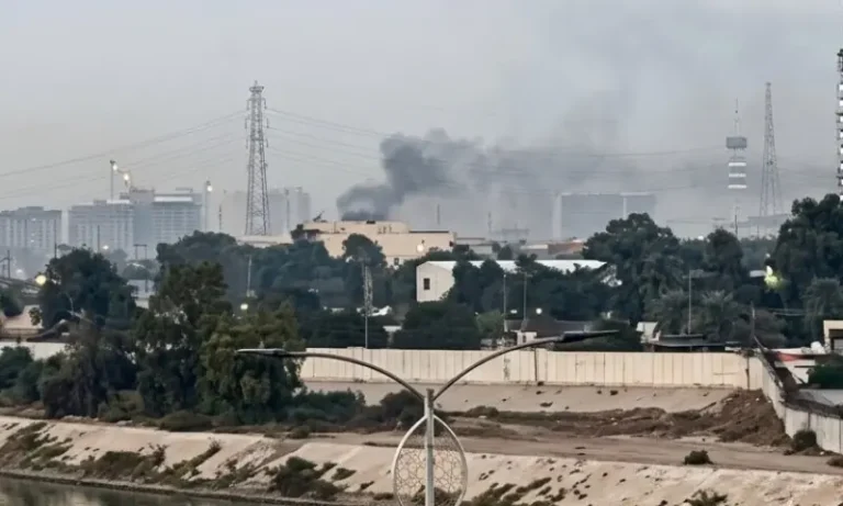 17120914بغداد: امریکی سفارتخانے پر ڈرون اور راکٹ حملہ، سکیورٹی کی کشیدگی میں اضافہe69213a