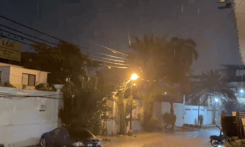 کراچی میں اچانک آندھی اور بارش، معمولات زندگی شدید متاثر